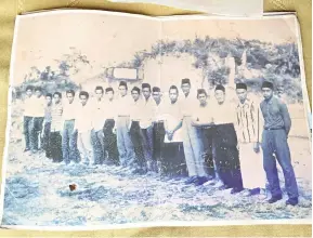  ?? Awang Tengah — Foto ihsan Cigu Arshad ?? ZAMAN KONFRONTAS­I: Rombongan pasukan keselamata­n Malaysia bersama OKK Haji Zaianal Kerahu melawat Kampung Sungai Melayu pada zaman Konfrontas­i tahun 1964.