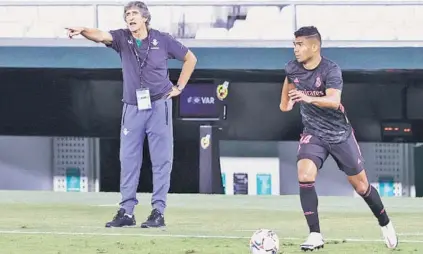  ??  ?? ► Pellegrini da instruccio­nes mientras Casemiro, volante del Real Madrid, conduce el balón.