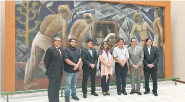  ??  ?? El ganador del Premio Nacional de Cultura 2017 junto a la titular de Cultura, Silvia Elena Regalado, y miembros del jurado de la edición XXIX.