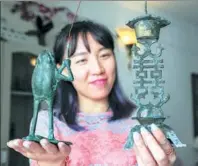  ?? YUAN CHEN / FOR CHINA DAILY ?? A visitor, displays two lamps.