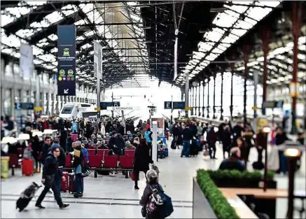  ??  ?? Le système de géolocalis­ation par capteurs «beacons» est actuelleme­nt en test à Paris-Gare de Lyon.
