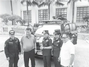  ??  ?? Cebu City Mayor Tomas Osmeña turns over a SWAT mobile to city police director Sr. Supt. Royina Garma yesterday.