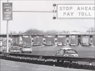  ?? Hearst Connecticu­t Media file photo ?? The Stratford toll plaza, on Interstate 95 in Stratford, before it closed in the 1980s. A multivehic­le crash in 1983 at the toll plaza killed seven people.