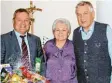  ?? Foto: Peter Heider ?? Bürgermeis­ter Toni Brugger (links) gratuliert Franziska und Max Kienberger zur Goldenen Hochzeit.