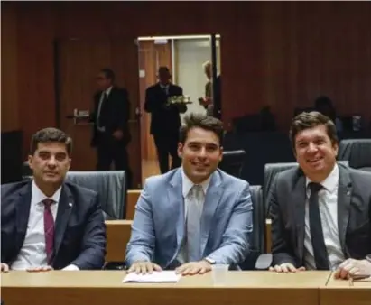  ?? ?? Os deputados João Paulo Costa, Joaozinho Tenório e Kaio Maniçoba, no plenário da Assembleia Legislativ­a