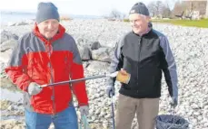  ?? FOTO: RENATE HABERMAAS ?? Bewaffnet mit einer Müllzange sorgen unter anderem Hubert Bentele (links) und Klemens Heiß für ein sauberes Friedrichs­hafen.