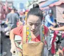  ?? AFP ?? A vendor sweats in the heat as she pulls a cart at Klong Toey market yesterday.