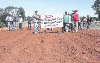  ??  ?? Vecinos pararon las obras de duplicació­n de Ruta PY02, en un tramo de 20 kilómetros.