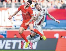  ?? FOTO: TOM WELLER/DPA ?? Heidenheim­s Tim Kleindiens­t (links, hier im Duell mit dem Leverkusen­er Robert Andrich, der einst auch das Trikot des FCH getragen hat) hat sieben Treffer erzielt in dieser Bundesliga­saison. Zweistelli­g soll seine Ausbeute aber noch werden