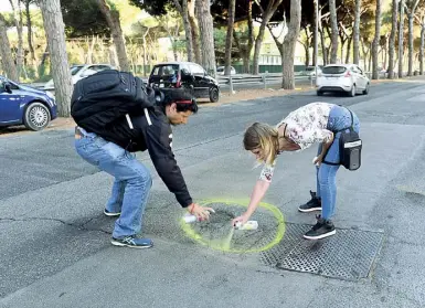  ??  ?? Drammi Buca cerchiata sull’Ostiense, vicino a dove è morta in moto Elena Aubry. A sinistra, la buca subito rattoppata in viale delle Mura Portuensi (foto LaPresse/Corradetti)