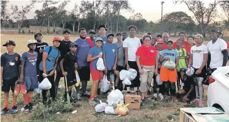  ?? ?? La Fundación Martín Dihigo hace entrega de alimentos enlatados y ropa deportiva a los jóvenes que practican béisbol en la Academia de La Rosa en San Pedro de Macorís.
