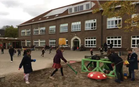  ?? FOTO KOEN LUTS ?? De 70 jaar oude schoolgebo­uwen en de speelplaat­s worden gerenoveer­d en er komen een nieuwe turnzaal en een buitenklas.