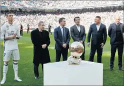  ??  ?? MITOS. Cristiano, Kopa, Owen, Figo, Ronaldo y Zidane, el 7 de enero.