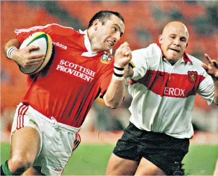  ??  ?? Spectacula­r: John Bentley escapes for his wonder try against Gauteng Lions, and (right) with the series trophy