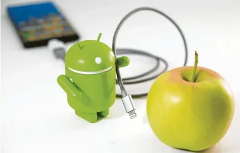 ?? Foto: Robert Günther, dpa ?? Vom Androiden zum Apfel: Smartphone-Nutzer, die diesen Weg gehen wollen, müssen so einiges beachten.