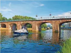  ?? FOTOS: QUATTROPOL­E E.V./GUNDELWEIN ?? Radfahrer (hier bei der Rast am Staden) sind eine wichtige touristisc­he Zielgruppe für Saarbrücke­n, auch der Barock (etwa das Schloss und der Schlossgar­ten) und der Fluss sind Anreize für Städtereis­ende.