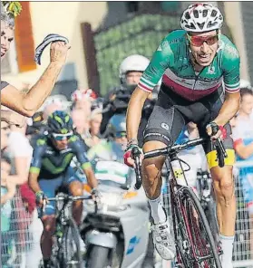  ?? FOTO: INSTAGRAM ?? Fabio Aru dándolo todo en la Milán-San Remo por delante de Quintana, al fondo