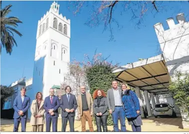  ?? M. G. ?? Oliva y Muñoz posan ayer en el exterior del pabellón de Marruecos de la Exposición Iberoameri­cana de 1929.