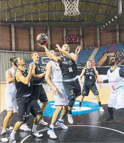  ?? FOTO: EFE ?? Javi Salgado El veterano base bilbaíno trata de lograr una canasta en el amistoso del pasado sábado contra el Tecnyconta Zaragoza