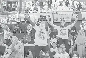  ?? — Gambar AFP ?? BERSORAK GEMBIRA: Penyokong Prabowo dan Gibran bersorak gembira semasa perhimpuna­n di Stadium Tertutup Tenis Senayan di Jakarta kelmarin menjelang keputusan diumumkan oleh KPU mengenai pilihan raya umum 2024.