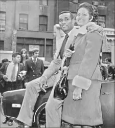  ?? Associated Press ?? Roberto and Vera Clemente lean on the 1972 Dodge Charger he won for being MVP of the 1971 World Series in New York City in October 1971.