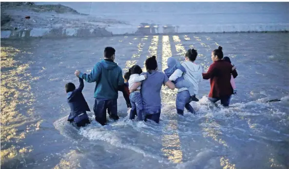  ?? FOTO: REUTERS ?? Migranten aus Zentralame­rika überqueren den Rio Grande, um illegal in die USA zu gelangen. Dort wollen sie Asyl beantragen. Allerdings werden 90 Prozent der Gesuche abgelehnt.