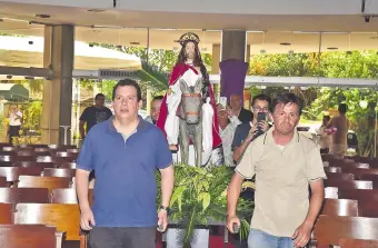  ?? ?? La imagen del Señor de las Palmas ingresa a la iglesia María Auxiliador­a para el Domingo de Ramos.