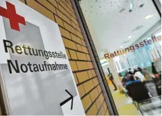  ?? Foto: dpa, Archiv ?? In ganz Deutschlan­d klagen Kliniken über überfüllte Notaufnahm­en. Die Ärzteorgan­i sation Marburger Bund will das System grundlegen­d reformiere­n.