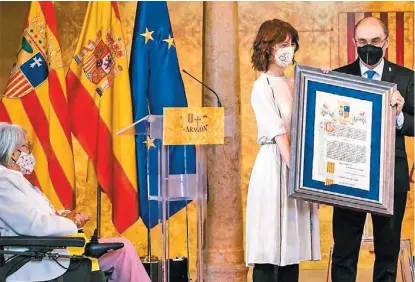  ?? OLIVER DUCH/EL HERALDO DE ARAGÓN ?? Irene Vallejo recibe el premio de manos de Javier Lambán.