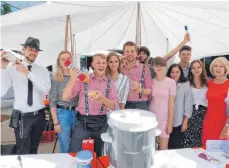  ??  ?? Klasse Stimmung: Das ZU-Bewirtungs­team am „Street Food Market“zusammen mit ZU-Präsidenti­n Insa Sjurts (rechts).