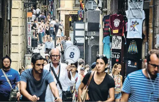  ?? ÀLEX GARCIA ?? En el Gòtic. Este barrio es el que alberga más plazas turísticas en relación con sus habitantes; en la foto , la concurrida calle Dagueria