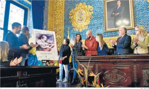  ?? J. DEL ÁGUILA ?? Los familiares de Paco de Lucía, junto al cartel del Encuentro Internacio­nal de Guitarra 2020, obra de Ismael Pinteño.