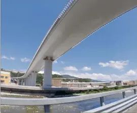  ??  ?? Le nouveau pont de Gênes passe par-dessus le Polcevera et relie les deux rives de la ville. Sans lui, la ville est coupée en deux.