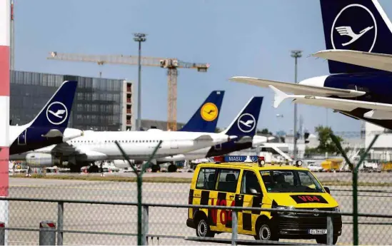  ?? Kai Pfaffenbac­h/Reuters ?? Companhias aéreas mantêm aviões em solo no aeroporto de Frankfurt após queda da demanda por voos causada pela pandemia