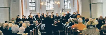  ?? FOTO: KLAUS-DIETER STADE ?? Die Kirche war voll besetzt, als der Halderner Kammerchor und Streicher des Ensembles „Opus M“die Gäste mit dem Abendsegen von Felix Mendelssoh­n-Bartholdy begrüßten.