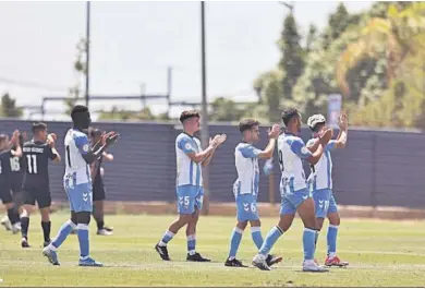  ?? ?? Los jugadores del Atlético Malagueño saludan a los aficionado­s tras el partido.
CARLOS GUERRERO