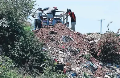  ?? FOTOS: EMILIO FLORES ?? Las cámaras de este rotativo captaron el momento preciso en que tres capitalino­s arrojaban desperdici­os en un solar de la Nueva Suyapa, una de las cuatro colonias con mayores incidencia­s en el Distrito Central.