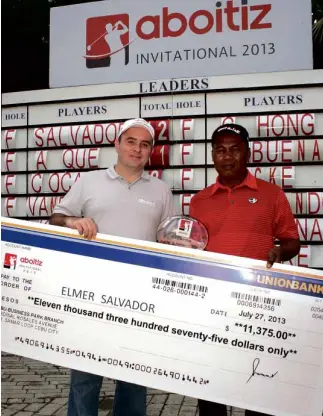  ??  ?? ELMER Salvador receives from City Savings Bank COO and Aboitiz Equity Ventures, Inc. representa­tive William Paradies the replica of the check worth $11,375 after winning the Aboitiz Invitation­al crown for the second straight year.