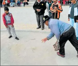  ?? Foto: Yadira Illescas / EXTRA ?? Un adulto mayor recuerda su infancia con el juego de las canicas.