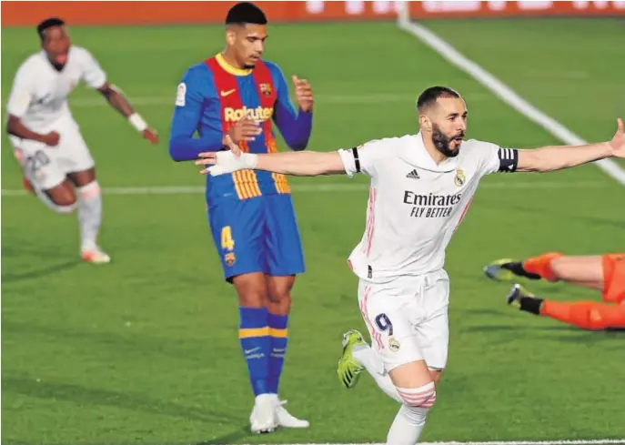  ??  ?? Benzema celebra su gol, firmado de tacón, con el que el Real Madrid inauguró el marcador en el clásico