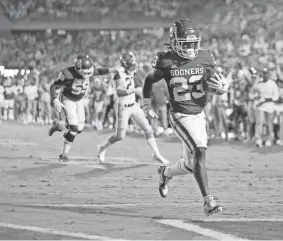  ?? BRYAN TERRY/THE OKLAHOMAN ?? Oklahoma’s Todd Hudson scores a touchdown during Saturday’s 76-0 rout of Western Carolina in Norman.