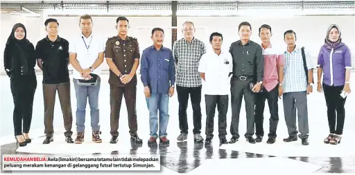  ??  ?? KEMUDAHAN BELIA: Awla (lima kiri) bersama tetamu lain tidak melepaskan peluang merakam kenangan di gelanggang futsal tertutup Simunjan.