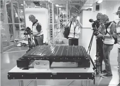  ?? RICH PEDRONCELL­I/ASSOCIATED PRESS PHOTOS ?? ATesla battery pack is displayed Tuesday at a media tour of the new Tesla Gigafactor­y, a massive, $5 billion factory in the Nevada desert that could almost double the world’s production of lithium-ion batteries by 2018.