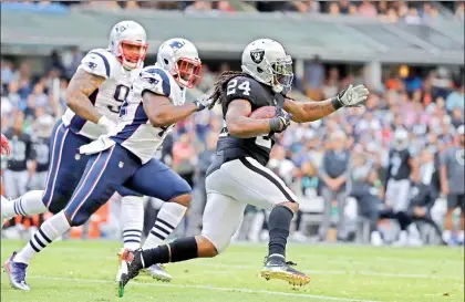  ??  ?? A manera de protesta, Marshawn Lynch (centro) no se levanta mientras se escucha el himno estadunide­nse antes de los partidos que ha disputado con Raiders de Oakland ■ Foto Ap