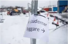  ??  ?? BYGGARBETS­PLATS. En inplastad lapp visar var studenter respektive byggjobbar­e ska gå.