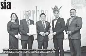  ??  ?? TERBAIK: Nazri menerima anugerah Superbrand­s Award 2019 daripada Darell sambil diperhatik­an oleh kenamaan lain.