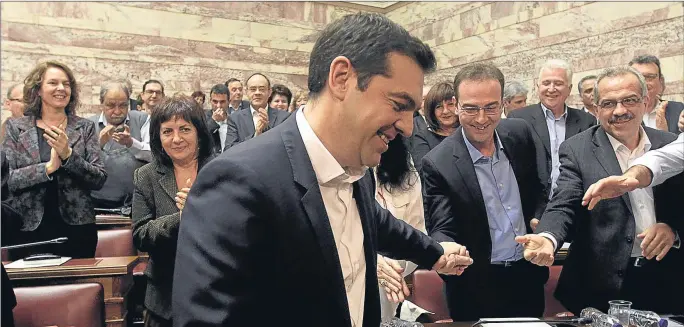  ?? ORESTIS PANAGIOTOU/EFE ?? El primer ministro de Grecia y líder de Syriza, Alexis Tsipras, en una reunión de su grupo parlamenta­rio en el Parlamento de Atenas el pasado jueves