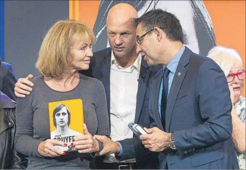  ?? CÉSAR RANGEL ?? Danny, viuda de Johan Cruyff, charla con su hijo Jordi y el presidente del Barcelona, Josep Maria Bartomeu