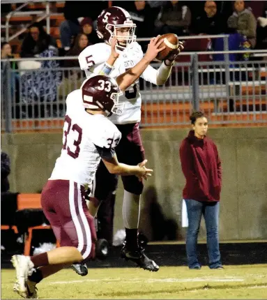  ?? Westside Eagle Observer/MIKE ECKELS ?? Open wide! Devon Ellis (33) opens his hands wide in order to receive a handoff from Brandon Atwood (5), who jumps into the air to deceive the Lion defense during the Gravette-Gentry football contest at Lion Stadium in Gravette Nov. 2.