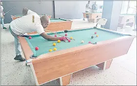  ?? (File pic) ?? Dixie’s Internatio­nal Pool League title-chasing Way Inn’s Sandile ‘Ngula’ Gama focusses as he is about to cue a shot during one of the pool games.
